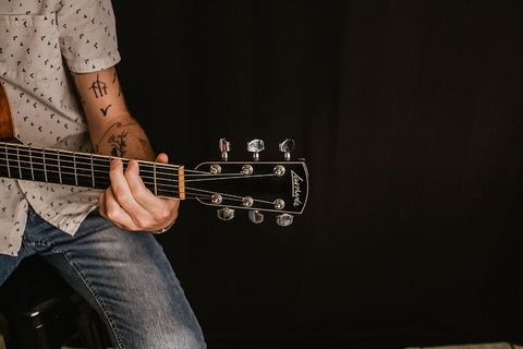 乐器，音乐，音乐家，艺术文化和娱乐，一人，艺术家，音乐设备，弦乐