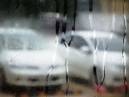 白色汽车通过一扇被水珠蒸过的窗户的摘要 白色汽车通过一扇被水珠蒸过的窗户的摘要
