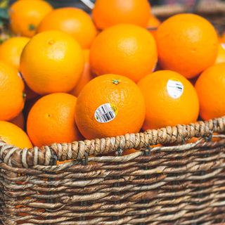 棕色柳条篮子里的橙子