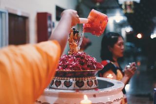 照片，人物，倒水，水，神像，佛，倒水，喷泉