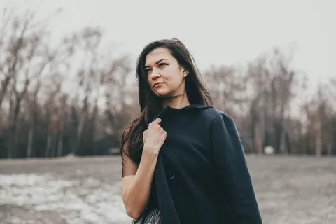 穿黑色夹克的女人 穿黑色夹克的女人
