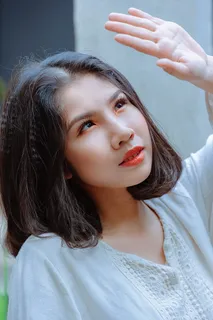 白色上衣女人的浅焦摄影 白色上衣女人的浅焦摄影