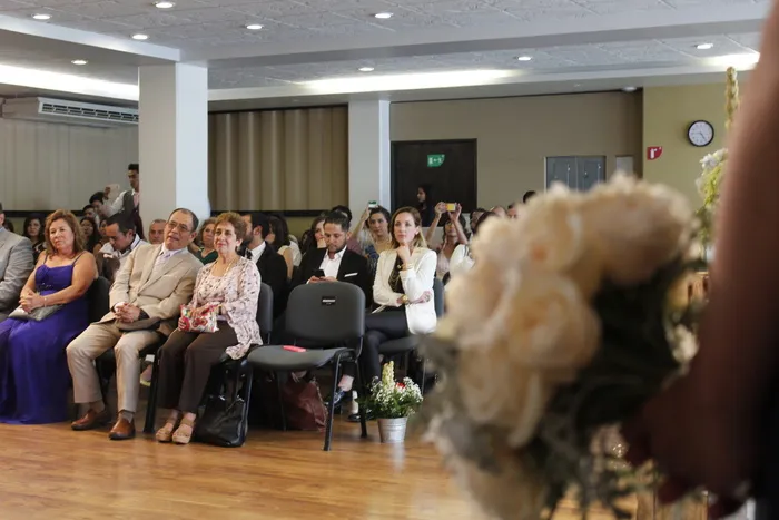 鲜花，婚礼，花束，新娘，一大群人，一群人，真人，人群