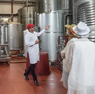 男子，穿着，红色，帽子，实验室长袍，站立，大，坦克