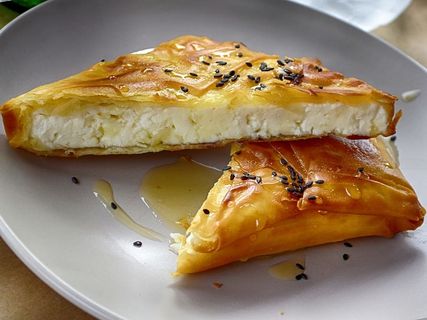 盘子里的棕色披萨