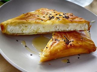 盘子里的棕色披萨