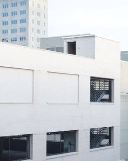 白色混凝土建筑，建筑，建筑，基础设施，结构，设施，停车场，现代