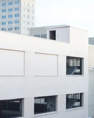 白色混凝土建筑，建筑，建筑，基础设施，结构，设施，停车场，现代