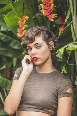 一位女士穿着短上衣的照片