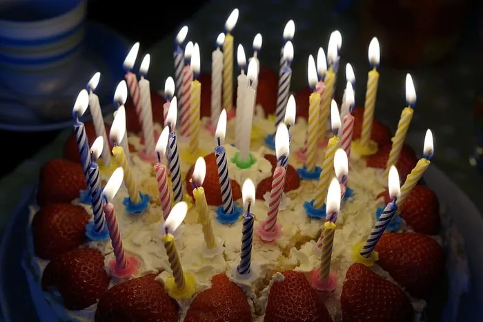 点燃的樱桃蛋糕，生日蛋糕，燃烧，蜡烛，烛光，年龄，生日蜡烛，四十岁