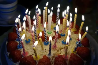 点燃的樱桃蛋糕，生日蛋糕，燃烧，蜡烛，烛光，年龄，生日蜡烛，四十岁