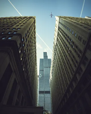 建筑物之间的半空中飞机