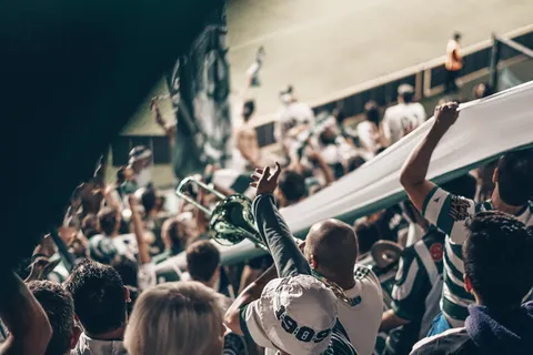 观众,人,人,人群,人,衣服,头盔,服装 观众,人,人,人群,人,衣服,头盔,服装