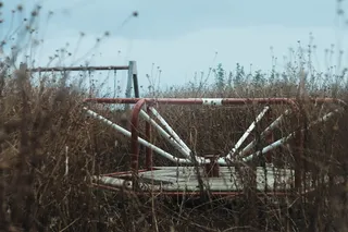 地面上的白色和红色金属框架截图