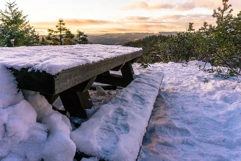 美国,太浩国家森林,野餐,野餐桌,山脉,天空,雪,黄金时段 美国,太浩国家森林,野餐,野餐桌,山脉,天空,雪,黄金时段