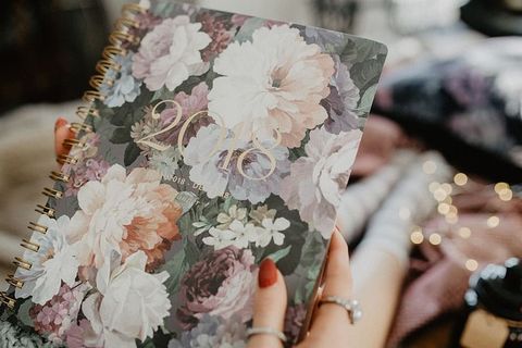 躺在床上的笔记本上写东西，里面有咖啡、蜡烛和姜饼