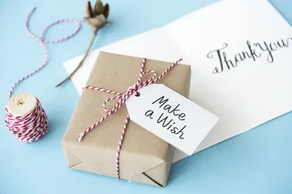 线旁棕色礼品盒