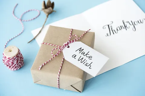 线旁棕色礼品盒 线旁棕色礼品盒