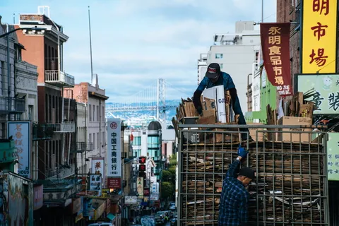 卡车顶上的人正在整理棕色纸板箱 卡车顶上的人正在整理棕色纸板箱