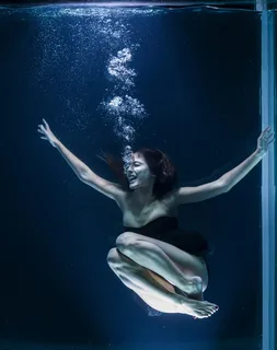 水下穿紧身连衣裙的女人 水下穿紧身连衣裙的女人