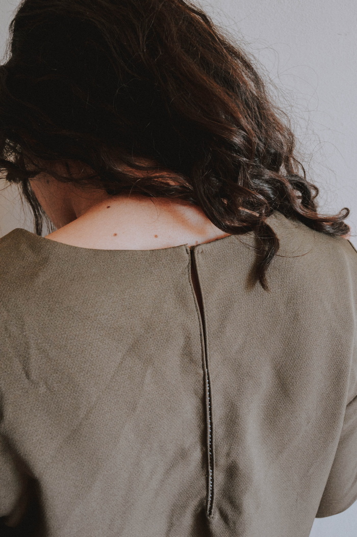 穿灰色上衣的女人