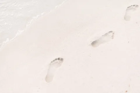 沙子上的脚踏步照片