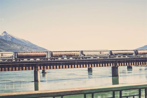 桥上火车，白色，棕色，火车，桥，轨道，俯瞰，群山