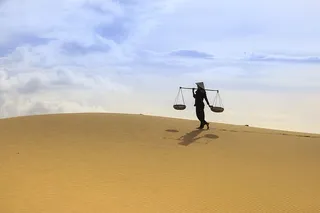 在沙漠中负重负重的女人