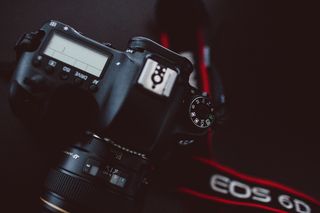 关闭黑色佳能 EOS 6D