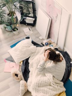 穿白色长袖上衣的女人