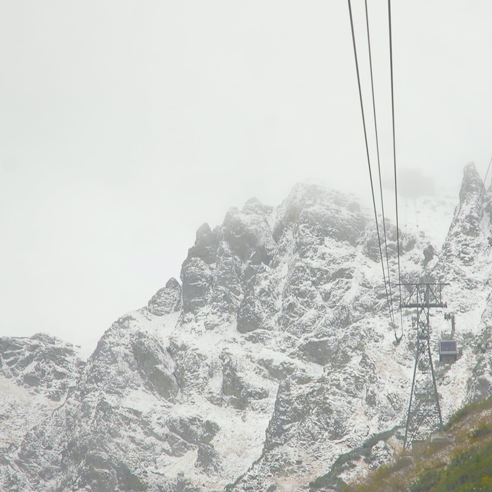 kasprowy wierch，zakopane，kolejka linowa，tatry，Tatri mountains，cable railway，snow on mountain，Mountaint rocks