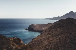 山脚下的大海
