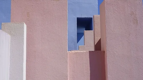 白天的米色混凝土墙