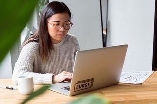 从事笔记本电脑照片设计的自由设计师