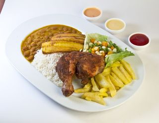 鸡肉，肉，薯条，炖食品，食品和饮料，食品，即食，盘子