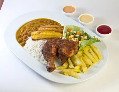鸡肉,肉,薯条,炖食品,食品和饮料,食品,即食,盘子 鸡肉,肉,薯条,炖食品,食品和饮料,食品,即食,盘子