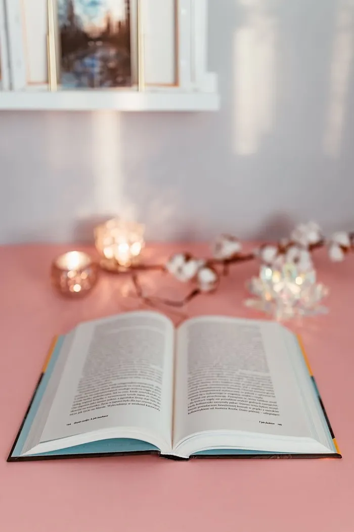 打开粉红色背景的书