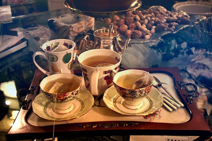早餐茶杯装满水、牛奶和茶包