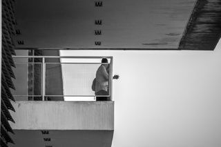 两个人在阳台上聊天