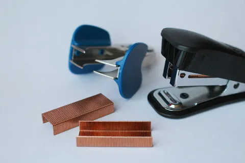 订书机, 订书钉, 卸钉器, 没有人, 工作室拍摄, 特写, 白色背景, 室内