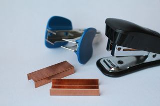 订书机, 订书钉, 卸钉器, 没有人, 工作室拍摄, 特写, 白色背景, 室内