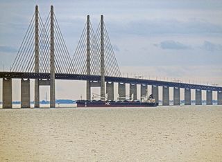 oresund bridge，frachtschiff，the sea crossing，sweden，denmark，öresund，baltic sea，kattegat