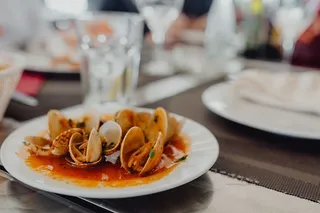 烤混合海鲜包括螃蟹、贻贝、大虾、鱿鱼