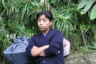 贫穷，危地马拉，女人，印度人，一个人，双臂交叉，看着摄像机，植物