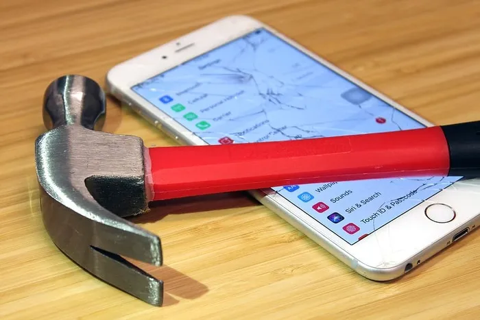 苹果、iphone、破碎、屏幕、锤子、智能手机、室内、木质材料