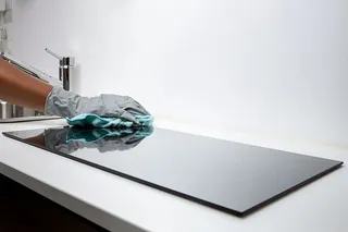 人，戴，灰色，手套，手持，蓝色，纺织品，玻璃