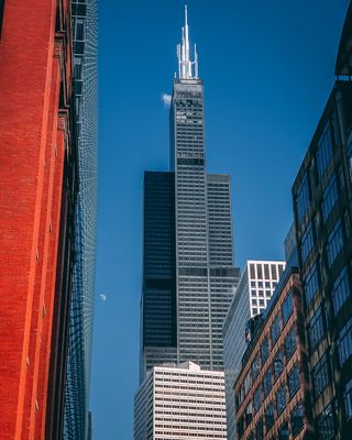 灰色和红色的高层建筑