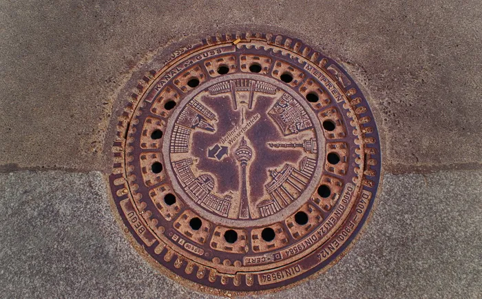 柏林，人孔，走道，下水道，金属制品，电视塔，石头，图案