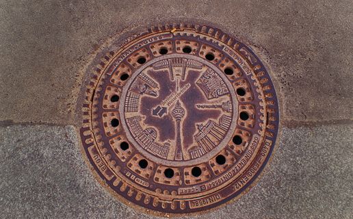 柏林，人孔，走道，下水道，金属制品，电视塔，石头，图案