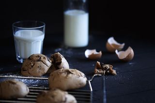 饼干和牛奶杯